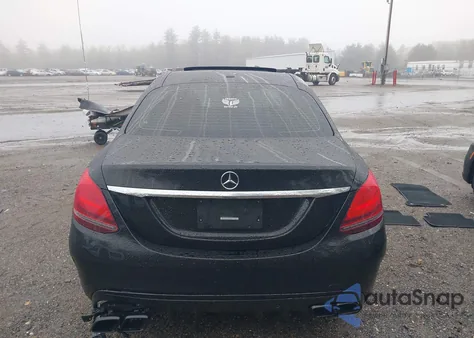 2019 Mercedes-Benz C 300 z USA, uszkodzony, nr VIN 55SWF8DB5KU307749